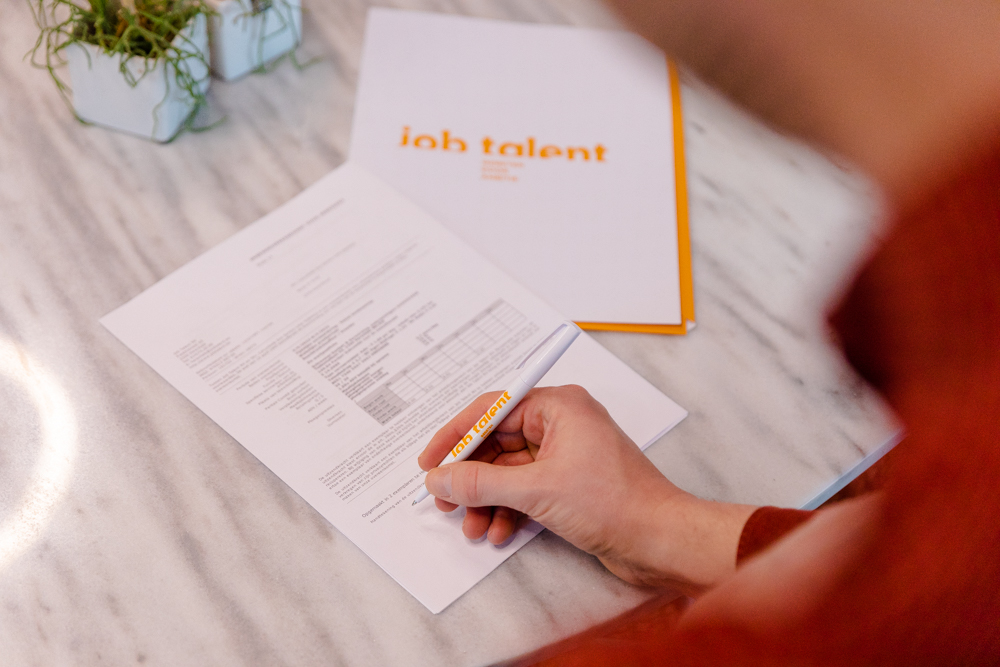 Sfeerbeeld van een contract dat wordt getekend tijdens een jobdag